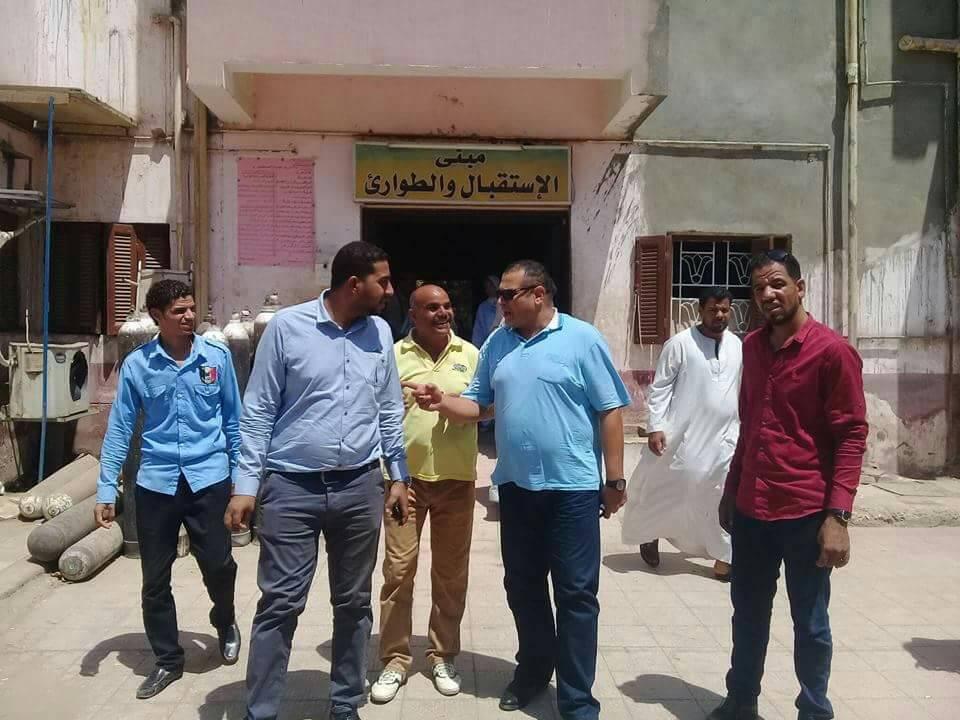 بالصور زياره مفاجئه لرئيس الوحده المحليه بفرشوط بقنا لوحدة الكلى بالمستشفى واشاده كبيره لمجهودات المستشفى