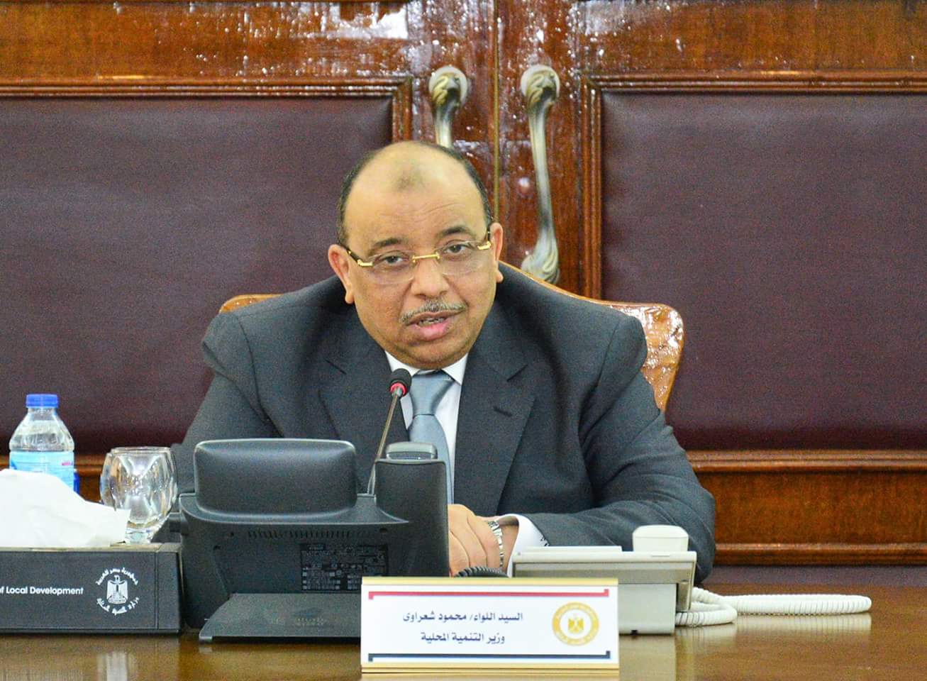 وزير التنمية المحلية يعقد إجتماعاً مع فريق من البنك الدولى