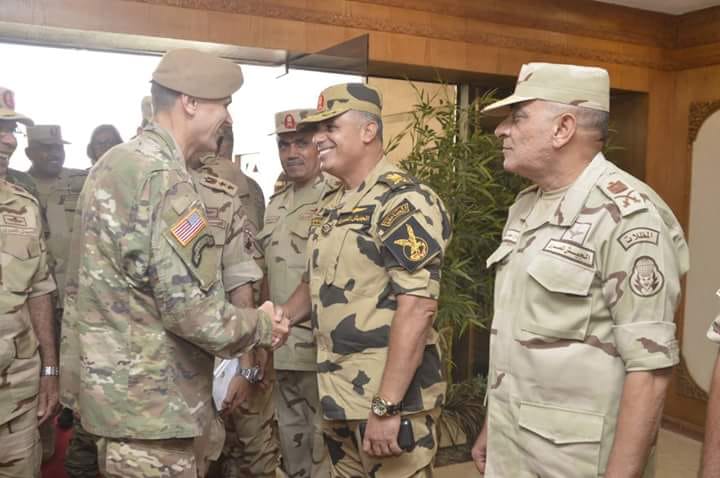 قائد القيادة المركزية الأمريكية يتفقد القوات المشاركة فى تدريبات النجم الساطع 