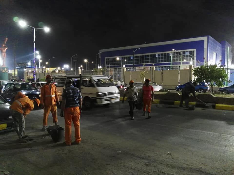 محافظة بورسعيد تتابع تركيب اغطية المطابق لبالوعات الصرف المفقود