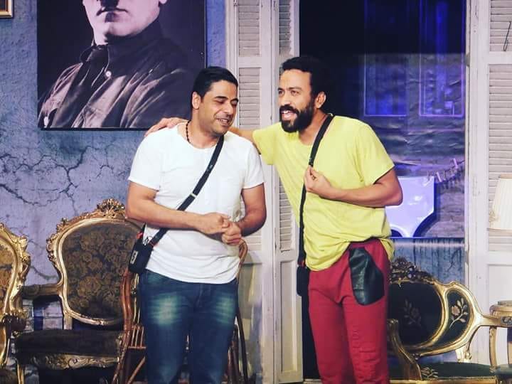 سامح حسين ينشر لقطة من مسرحية عربي منظرة مع هاني حسن الاسمر