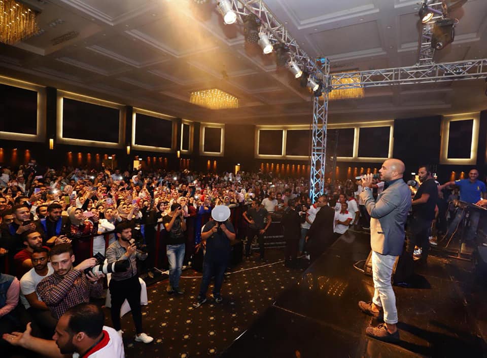 محمود العسيلى يواصل أحياء حفلاته الفنية بالإسكندرية