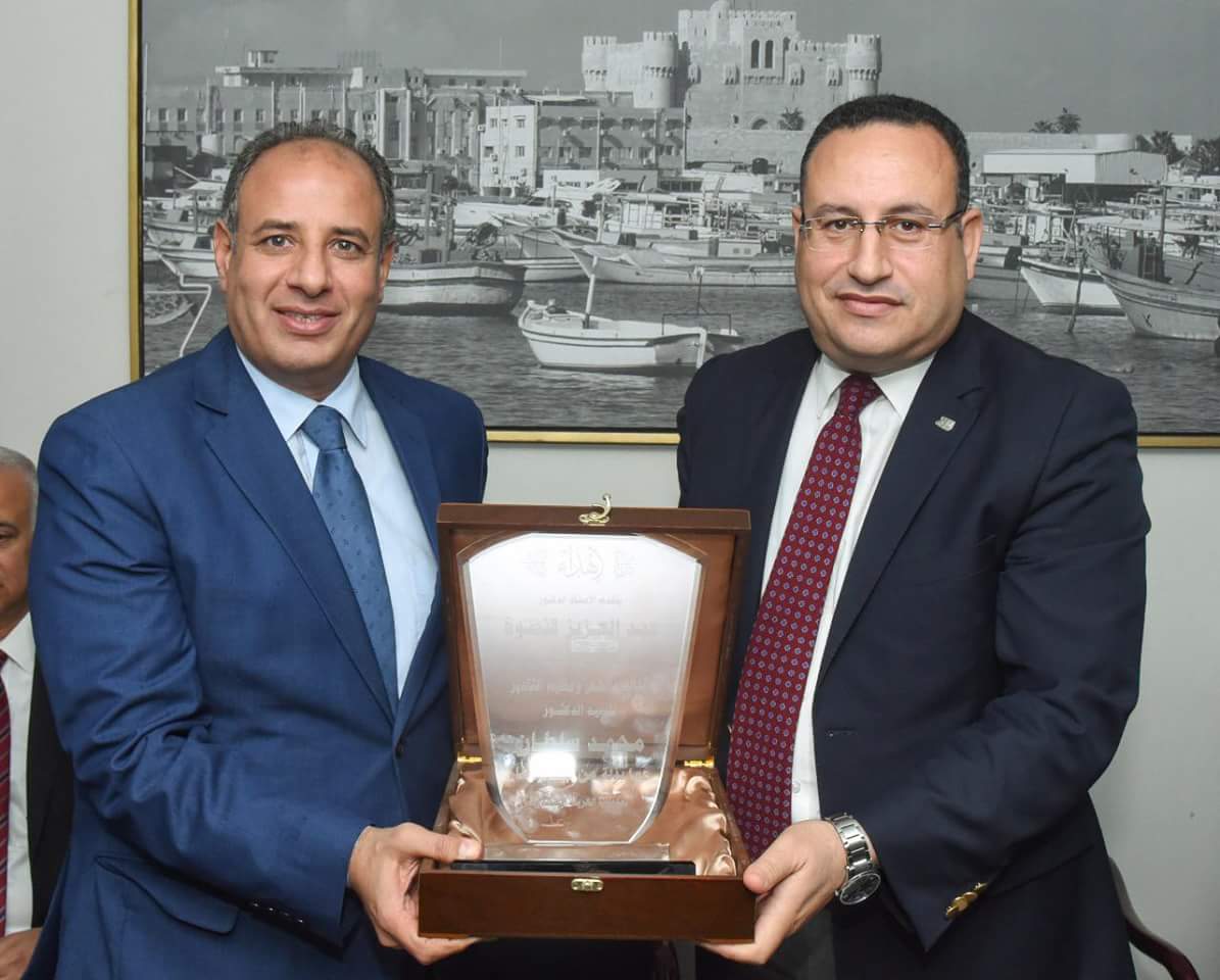 محافظ الإسكندرية يكرم المحافظ السابق فى إحتفالية ”رجال العطاء والوفاء”