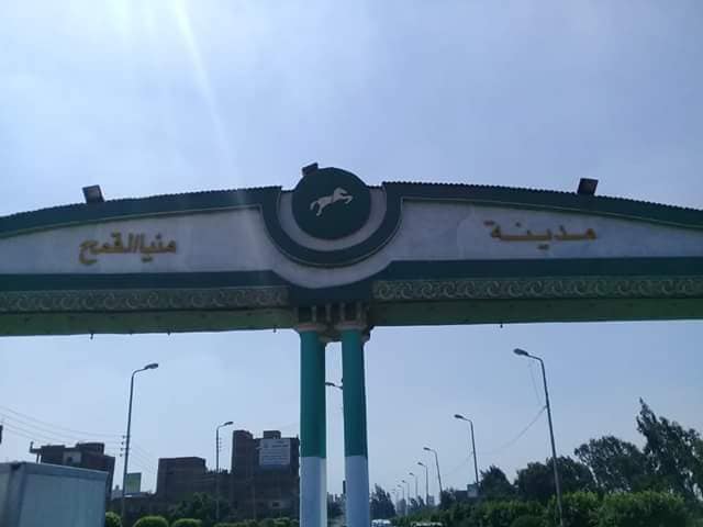 مجلس مدينة منيا القمح يشن حملة نظافة وتجميل مكبرة
