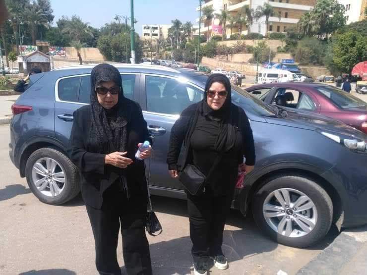 بالصور ...نجوم الفن في جنازة المنتج سمير خفاجي بالسيدة نفسية