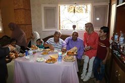 محافظ المنوفية يلبي دعوة أحد العاملين لتناول الإفطار