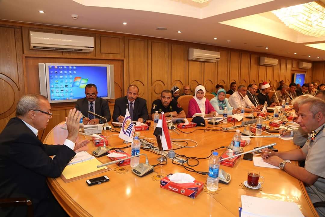 محافظ قنا يجتمع بالمجلس التنفيذي للمحافظة