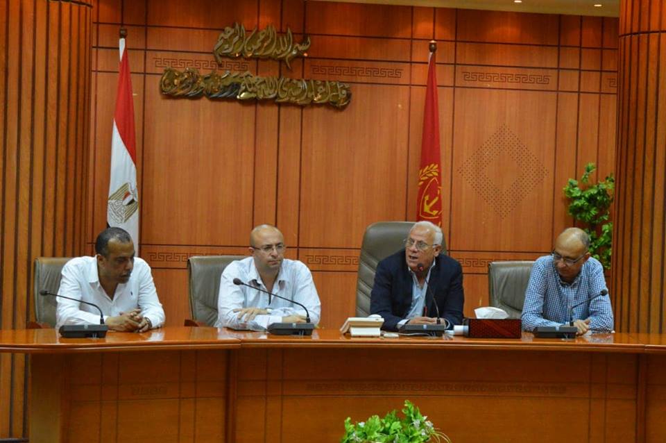 محافظ بورسعيد يطالب رؤساء الأحياء بتكثيف أعمال النظافة