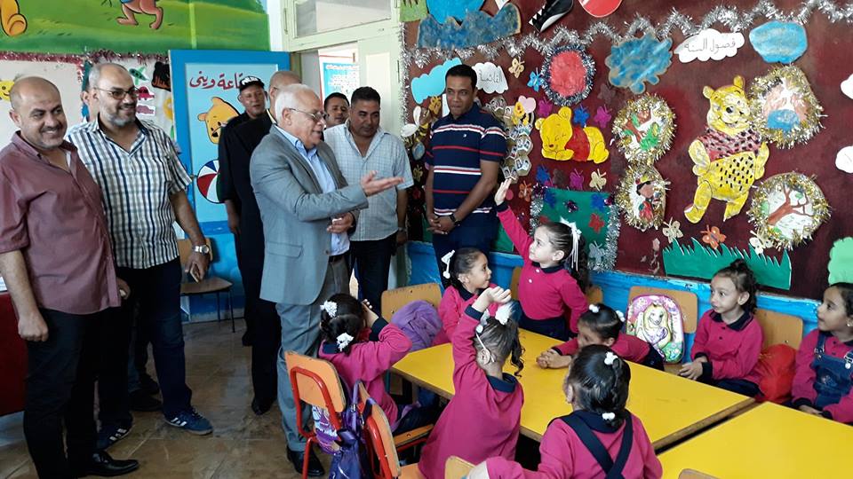 محافظ بورسعيد يؤكد التزام المحافظة بقرارات وزارة التربية والتعليم