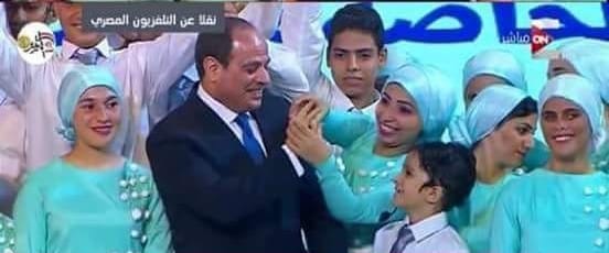 السيسي يداعب طلاب مدرسة صلاح الدين السمع