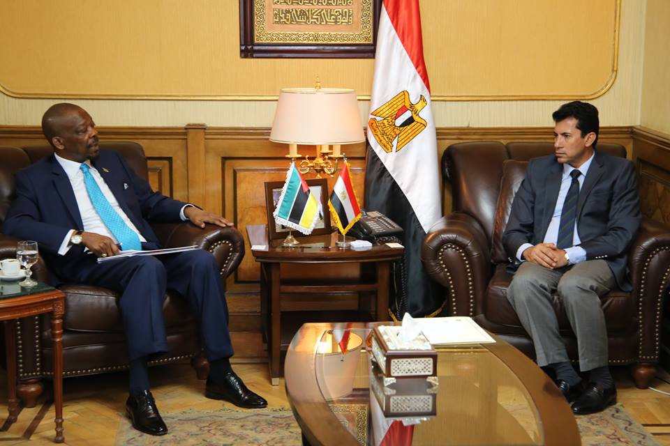 وزير الشباب والرياضة يستقبل سفير موزمبيق