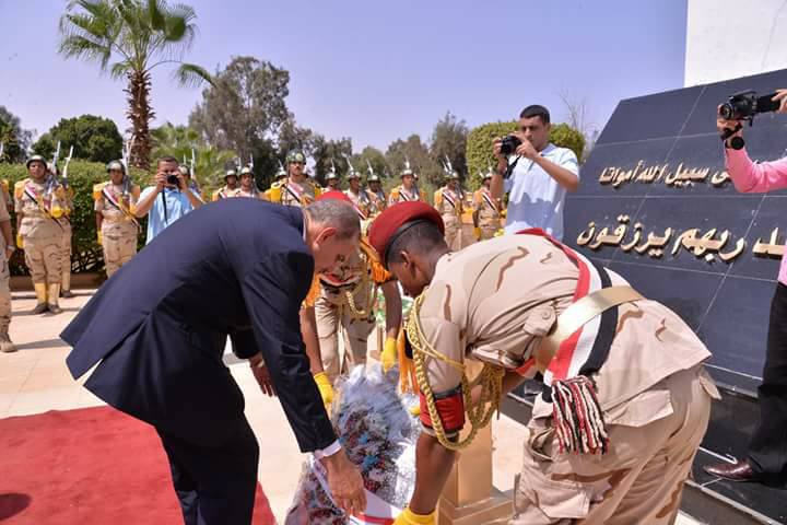 بالصور محافظ أسيوط يضع إكليل الزهور على قبر الجندي المجهول بمناسبة الذكرى الـ 45 لانتصارات أكتوبر