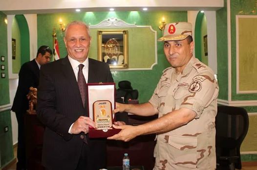 محافظ الأقصر يهدي قيادات المنطقة الجوية الجنوبية درع المحافظة