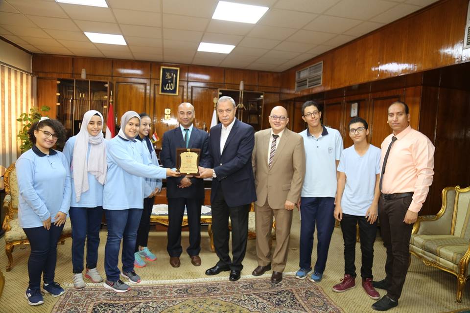 طلاب مدارس النيل يقدموا التهنئة لمحافظ قنا بمناسبة ذكري حرب اكتوبر