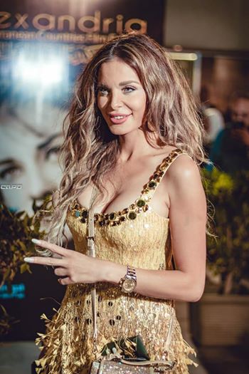 دومينيك لمنتقدي إطلالتها في ”إسكندرية السينمائي”: ”هتموتوا لو عرفتوا ثمنه”