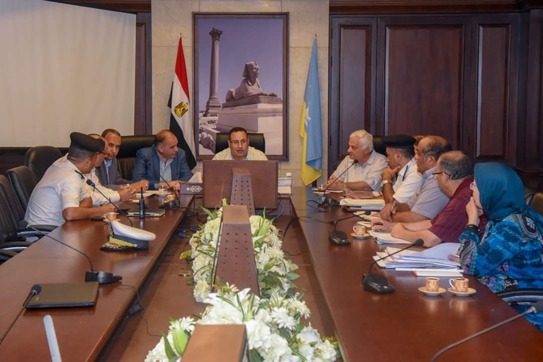 محافظ الإسكندرية يناقش الآليات النهائية للبدء في تنفيذ منظومة تشغيل وترخيص  ”التوك توك”