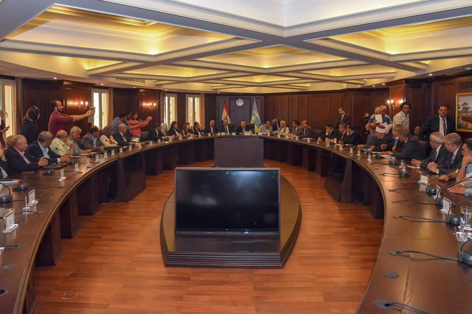 محافظ الإسكندرية يناقش مقترحات أعضاء مجلس النواب لجذب المواطنين للمشاركة في مبادرة الكشف عن فيروس سي