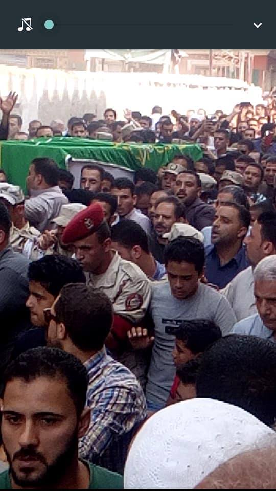 مسلمين وأقباط يشيعون جثمان شهيد الشرقية بمشتول السوق