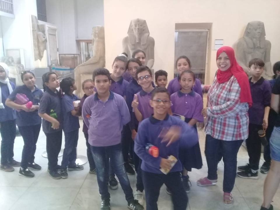 اتوبيس الفن الجميل يستضيف أطفال مدرسة احمد بن طولون