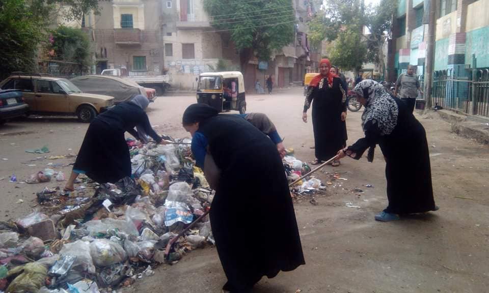 بعد تقاعس الحي مدير مدرسة وأمهات التلاميذ يشتركون في إزالة الاشغالات بالشرقية