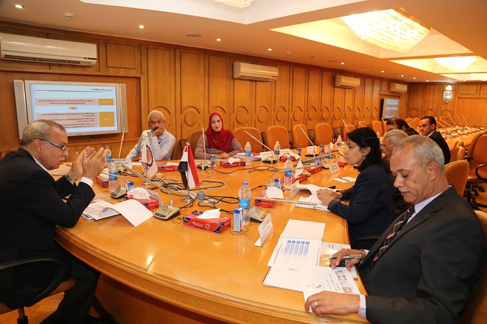 محافظ قنا يناقش المخطط الاستراتيجي لتنمية جزيرة الدوم ومدينة الامل