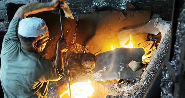 البيئة بالدقهلية تنفذ حملة ليلية علي مسابك ميت غمر