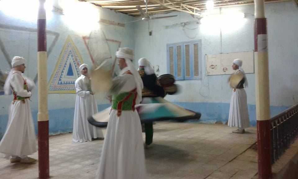 التنورة تبهر جماهير أسوان احتفالا بتعامد الشمس على وجه رمسيس الثاني