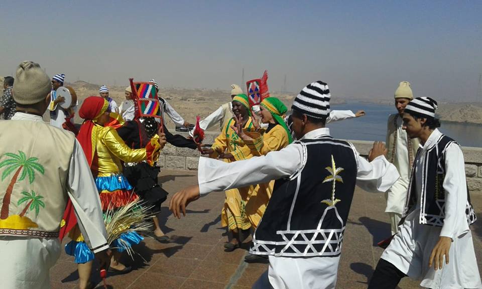 تنورة وعرض واحاتي برمز الصداقة بأسوان