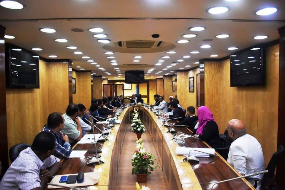 محافظ أسوان يبحث سبل التعاون بمشروع الطاقة الشمسية مع رؤساء شركات الإستثمارية