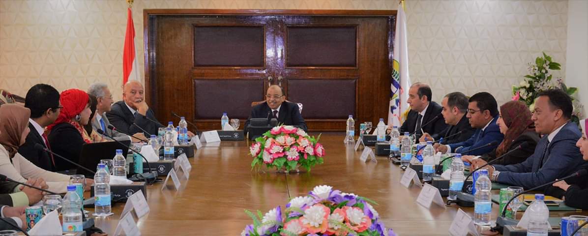 وزير التنمية المحلية يجتمع مع الكوادر  الحاصلين على الماجستير من جامعة ”اسلسكا”