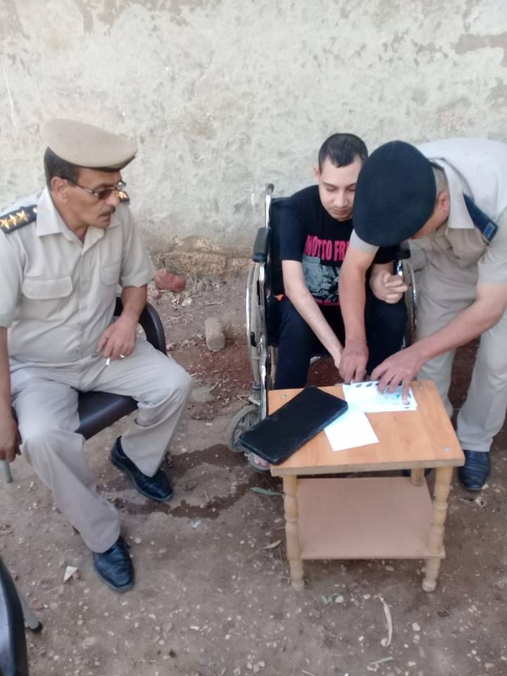 بالصور مديرية أمن أسيوط تنهي إجراءات أوراق التجنيد لمواطن من ذوي الإعاقة بالمنزل
