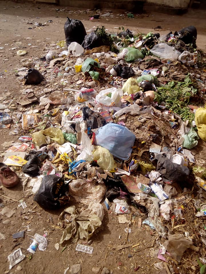 قمامة حي الشوامنة تكشف عورات اداء رئيس مركز مشتول السوق