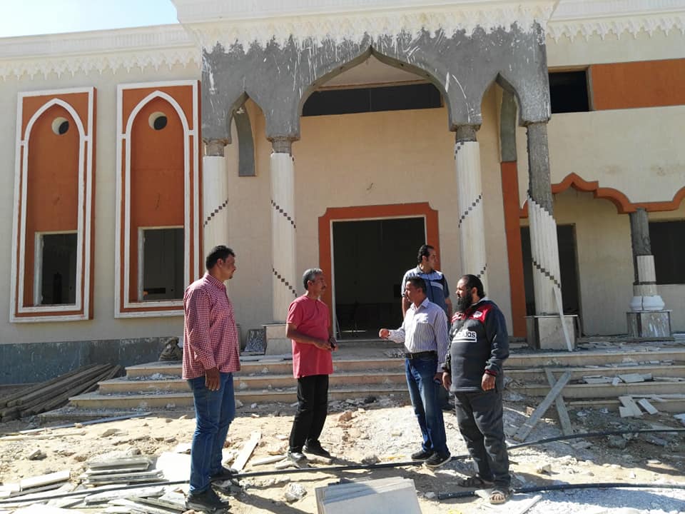 كمال ابراهيم يتفقد المشروعات لقرية الموهوب بالوادي الجديد