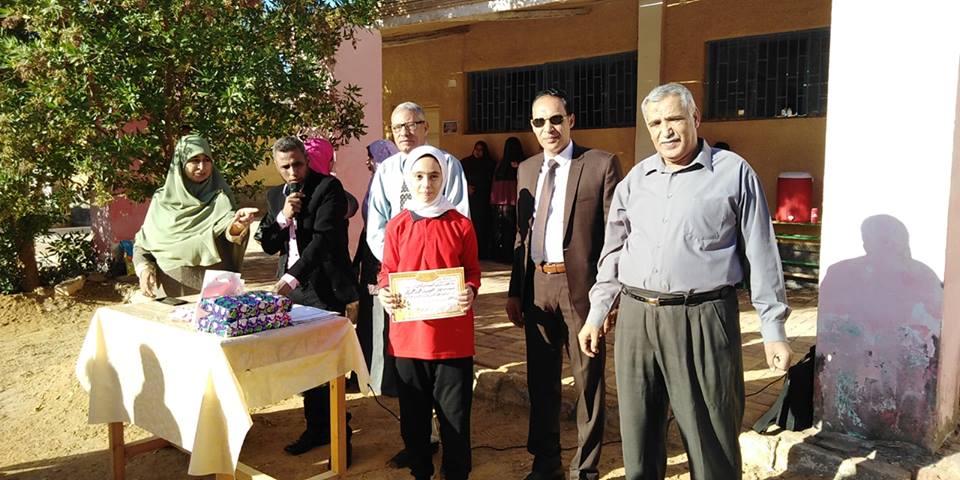 بالصور تكريم أفضل طالب اخلاقيا بمدرسة البساتين الاعدادية بالوادي الجديد