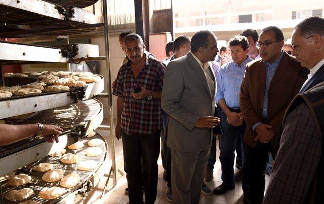 رئيس الوزراء والوفد المرافق له يتابع سير العمل بمشروع مجمع المخابز الآلية بالصيادين