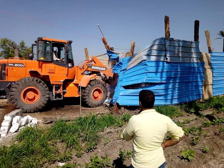 حملة مكبرة لإزالة التعديات على أملاك السكة الحديد والأراضي الزراعية بمركز إهناسيا غرب بني سويف