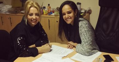 الإعلامية مي حلمي تؤكد تقديم برنامج جديد اجتماعي