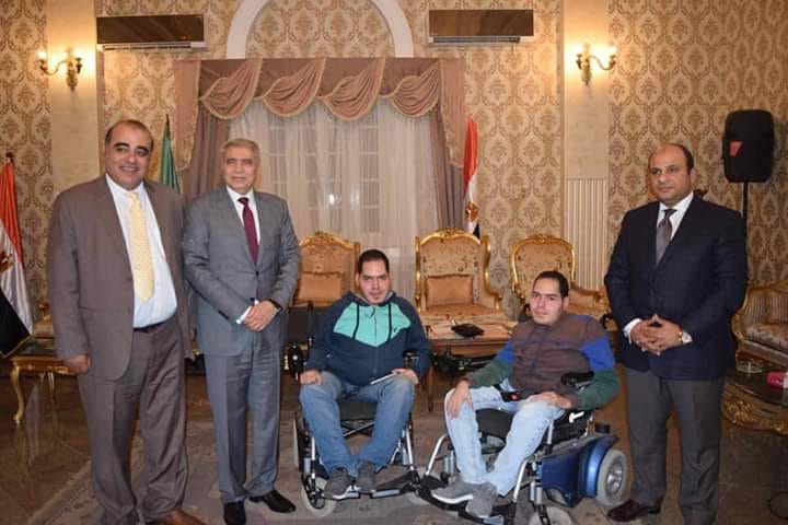 محافظ المنيا يلتقى بالتوأم المخترع لبحث مبادرة ”نحن نستطيع” لذوى الاحتياجات الخاصة