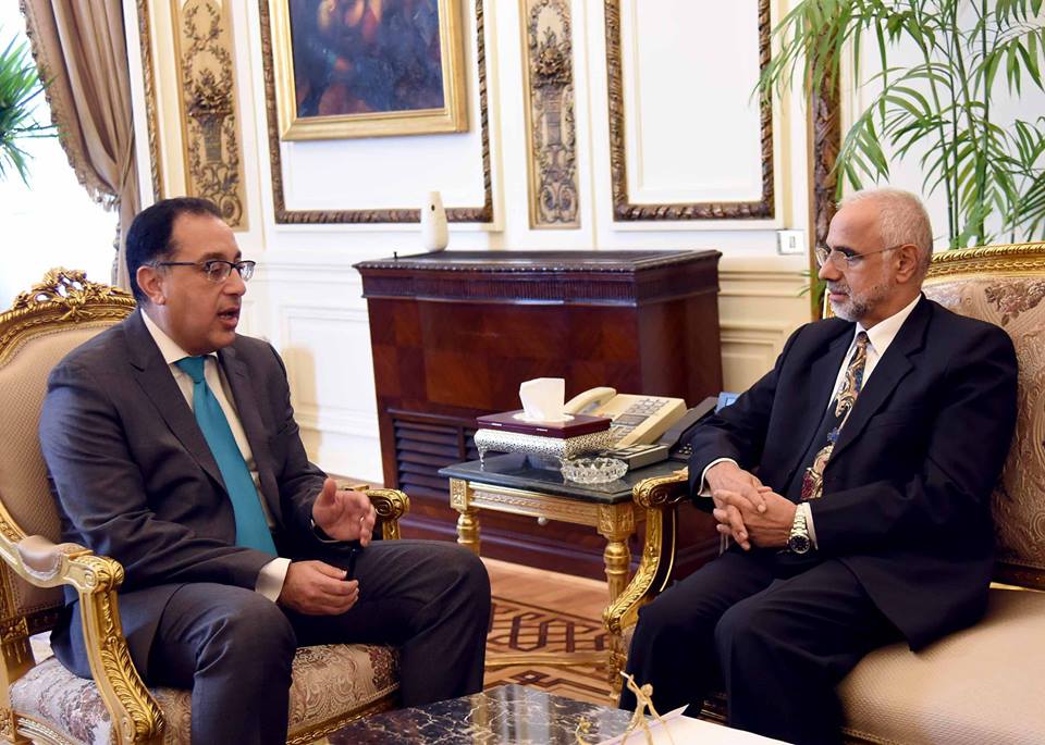 رئيس الوزراء يبحث سبل تعزيز العلاقات الثنائية مع سفير سلطنة عمان