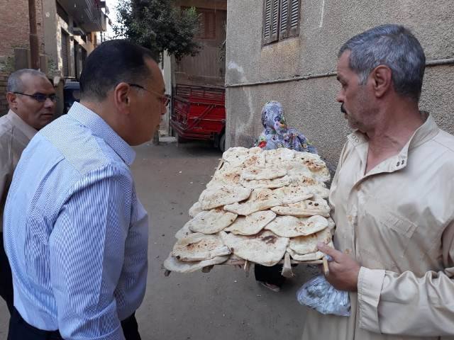 محافظ الشرقية فى زيارة مفاجئة لمخابز قرية بردين