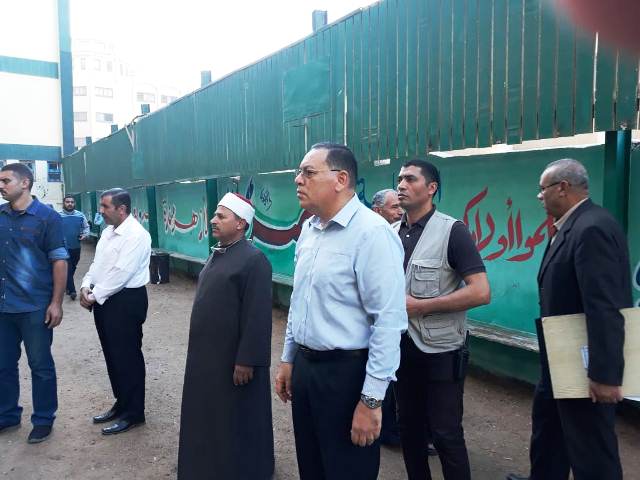 محافظ الشرقية يشارك طلاب معهد أنوار الحرمين النموذجي طابور الصباح