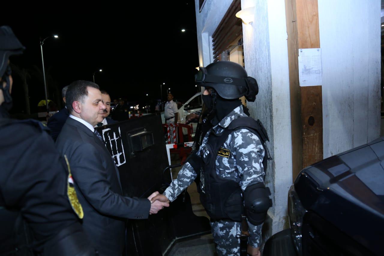 بالصور وزير الداخلية يتفقد المواقع الأمنية بشرم الشيخ