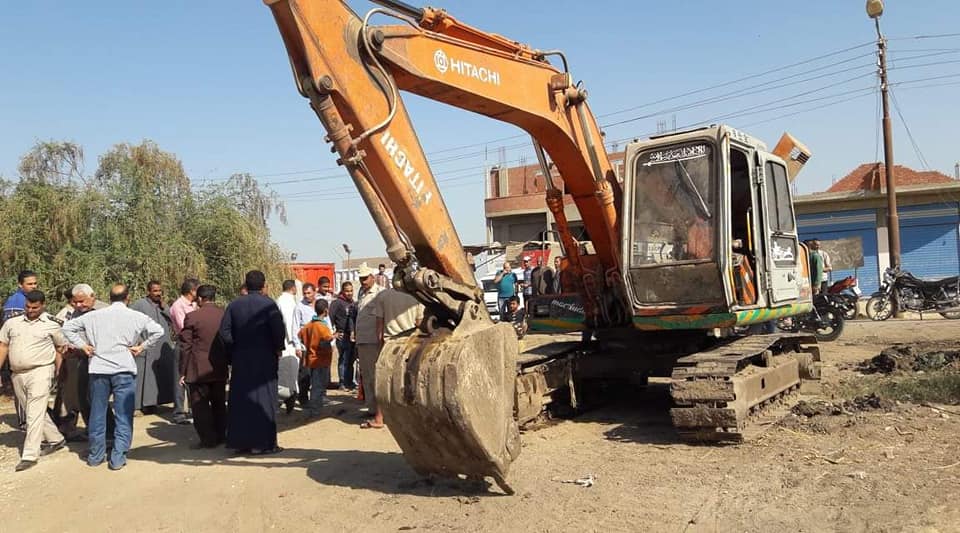 حملة لإزالة التعديات على الأراضي الزراعية فى المهد بمركز سمسطا جنوب غرب بني سويف