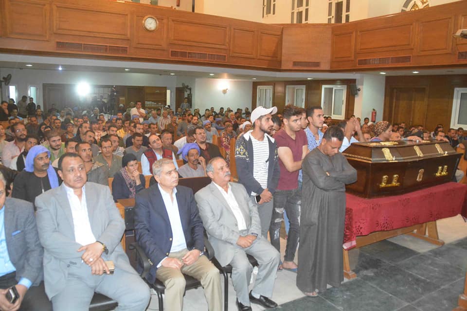محافظ المنيا يشهد صلاة الجنازة علي احد شهداء دير الانبا صموئيل