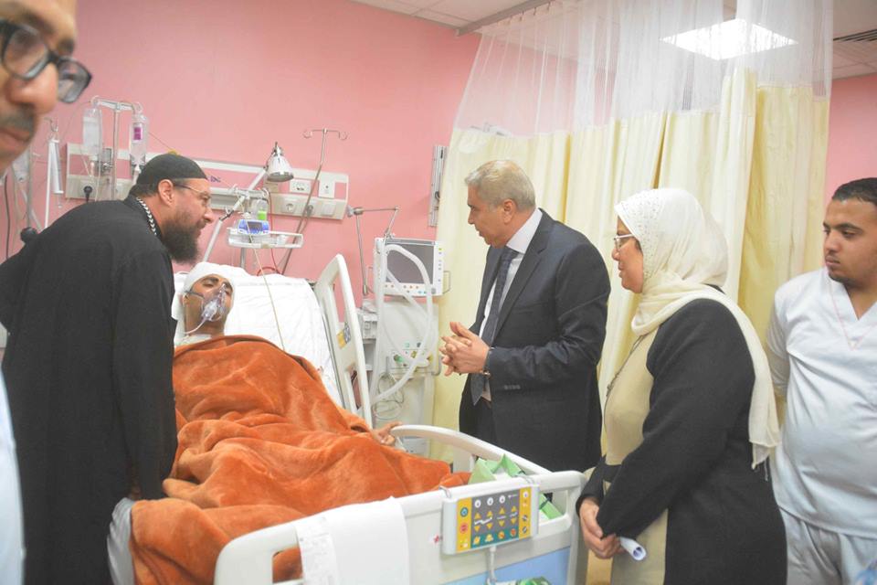 محافظ المنيا يزور المصابين في حادث دير الأنبا صموئيل بمستشفى الشيخ زايد