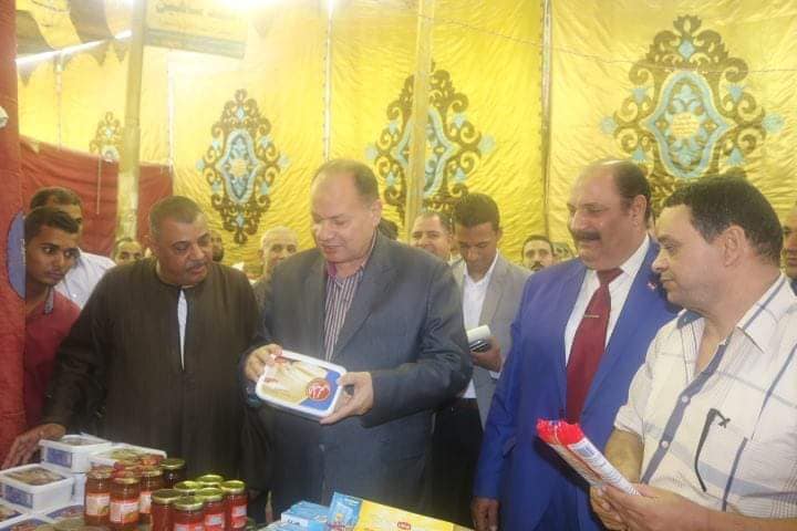 محافظ الفيوم يفتتح معرضاً للسلع الغذائية بأسعار مخفضة
