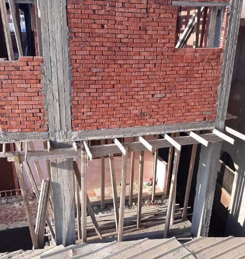 إزالة مبنى لتعديه على سور مدرسة دويده الإبتدائية بالزقازيق