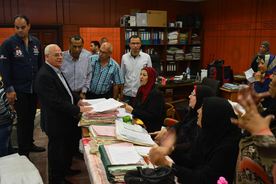 محافظ بورسعيد يتابع سير العمل بادارات الديوان العام