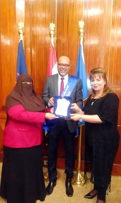 منح رئيس النقابة العامة للبترول درع التميز الوطني