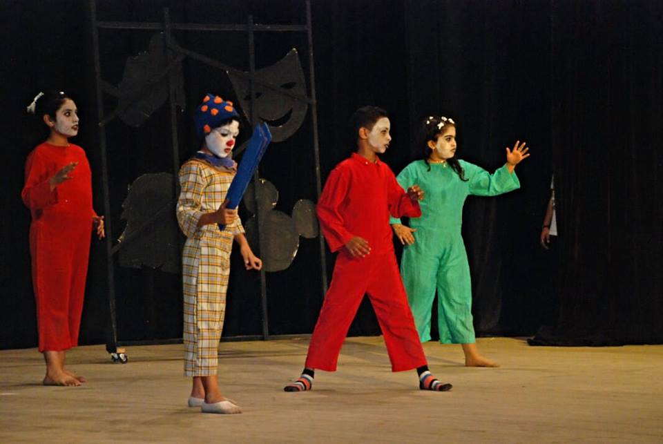 عرض مسرحى ” هنا مقص وهنا مقص ” بثقافة بور سعيد